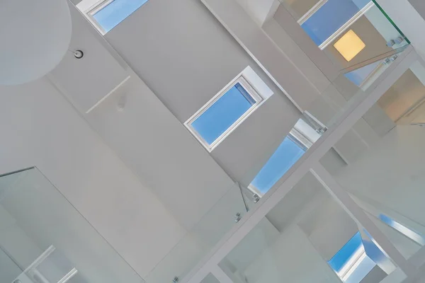 白い壁とロフトの自動リモートホワイトスカイライト屋根の窓 — ストック写真