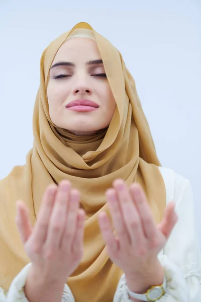 Şık Giyinmiş Tesettürlü Geleneksel Dua Eden Güzel Müslüman Bir Kadın — Stok fotoğraf