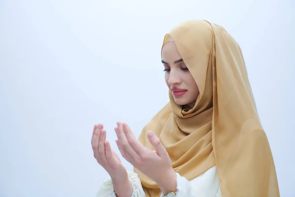Όμορφη Μουσουλμάνα Γυναίκα Στη Μόδα Φόρεμα Μαντίλα Κάνει Παραδοσιακή Προσευχή — Φωτογραφία Αρχείου