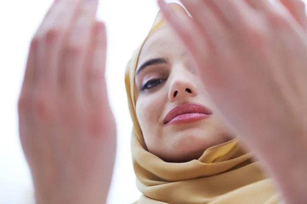 Piękna Muzułmanka Modnej Sukni Hidżabem Modląca Się Tradycyjnie Boga Trzyma — Zdjęcie stockowe