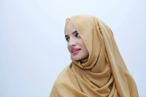 Portret Van Mooie Moslim Vrouw Modieuze Jurk Met Hijab Geïsoleerd — Stockfoto