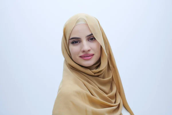 Portrait Belle Femme Musulmane Robe Mode Avec Hijab Isolé Sur — Photo