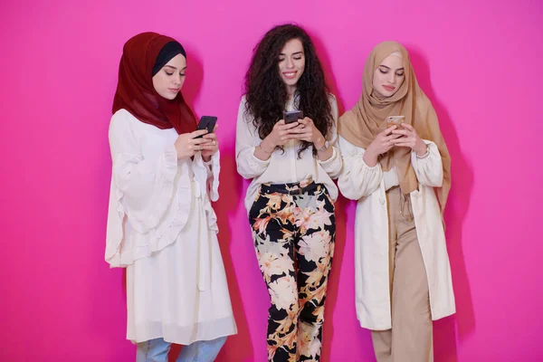 Grupo Belas Mulheres Muçulmanas Dois Deles Vestido Elegante Com Hijab — Fotografia de Stock
