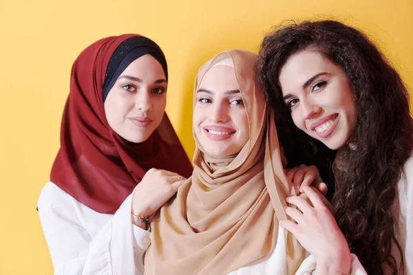Retrato Grupo Belas Mulheres Muçulmanas Dois Deles Vestido Elegante Com — Fotografia de Stock