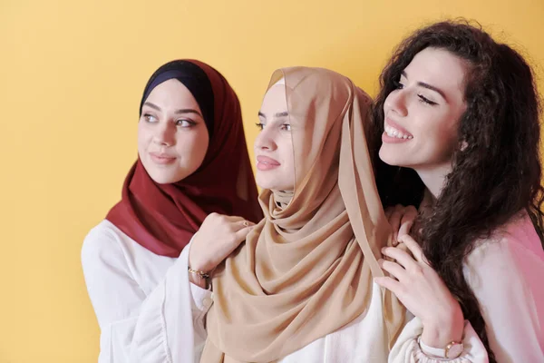 Group Portrait Beautiful Muslim Women Two Them Fashionable Dress Hijab — Stock Photo, Image