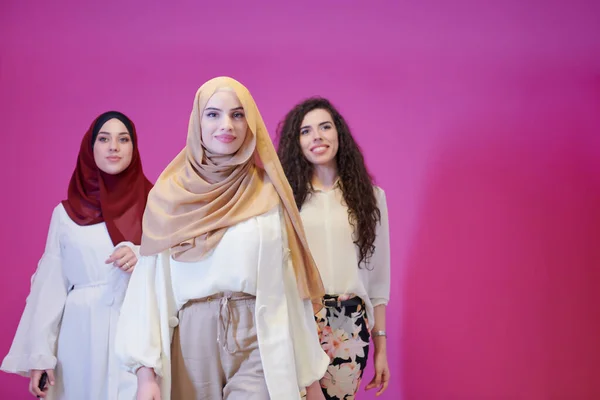 Skupina Portrét Krásných Muslimských Žen Dvě Nich Módních Šatech Hidžábem — Stock fotografie