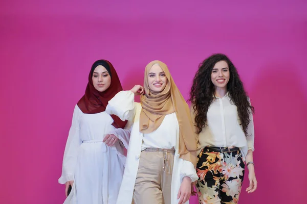 Grupowy Portret Pięknych Muzułmańskich Kobiet Dwie Nich Modnej Sukience Hidżabem — Zdjęcie stockowe