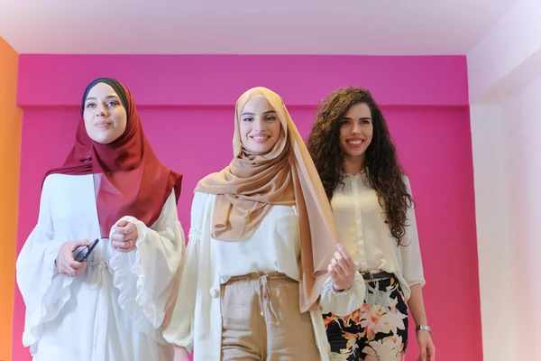 Skupina Portrét Krásných Muslimských Žen Dvě Nich Módních Šatech Hidžábem — Stock fotografie
