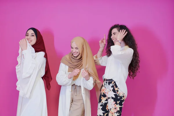 Grupowy Portret Pięknych Muzułmańskich Kobiet Dwie Nich Modnej Sukience Hidżabem — Zdjęcie stockowe