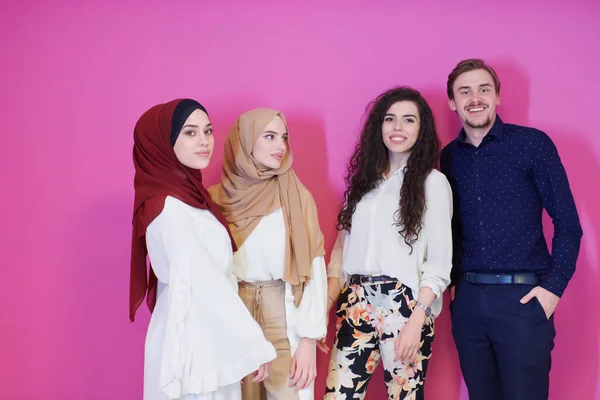 Retrato Grupo Jóvenes Musulmanes Dos Ellos Vestido Moda Con Hijab — Foto de Stock