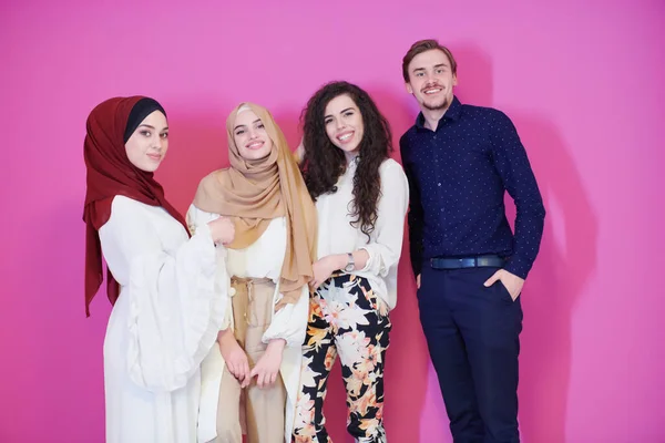 Retrato Grupo Jovens Muçulmanos Dois Deles Vestido Elegante Com Hijab — Fotografia de Stock