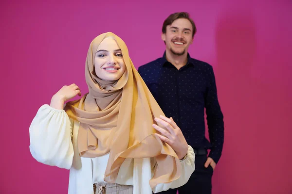 Portret Młodej Muzułmańskiej Pary Kobiety Modnej Sukience Hidżabem Odizolowanej Różowym — Zdjęcie stockowe