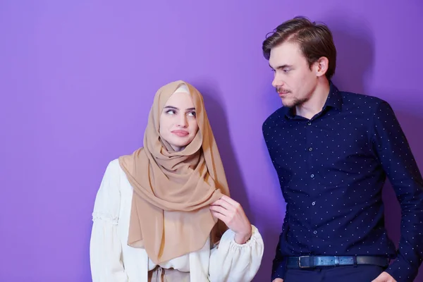 Portret Van Jonge Moslim Paar Vrouw Modieuze Jurk Met Hijab — Stockfoto