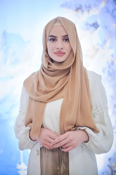 Πορτρέτο Των Όμορφων Μουσουλμάνων Γυναίκα Στη Μόδα Φόρεμα Μαντίλα Απομονωμένη — Φωτογραφία Αρχείου