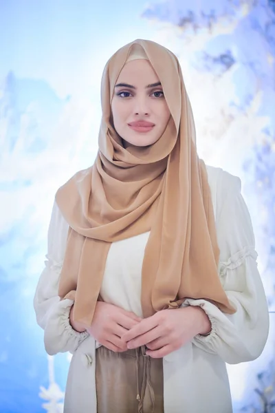 Retrato Bela Mulher Muçulmana Vestido Elegante Com Hijab Isolado Inverno — Fotografia de Stock