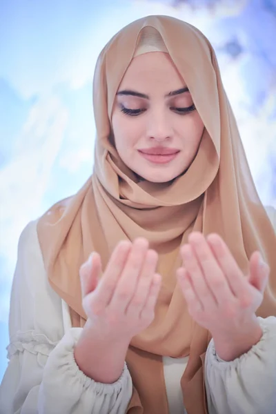 Şık Giyinmiş Tesettürlü Geleneksel Dua Eden Güzel Müslüman Kadın Portresi — Stok fotoğraf
