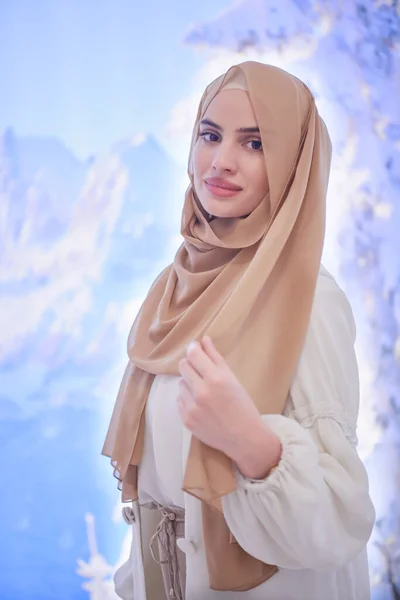 Retrato Bela Mulher Muçulmana Vestido Elegante Com Hijab Isolado Inverno — Fotografia de Stock