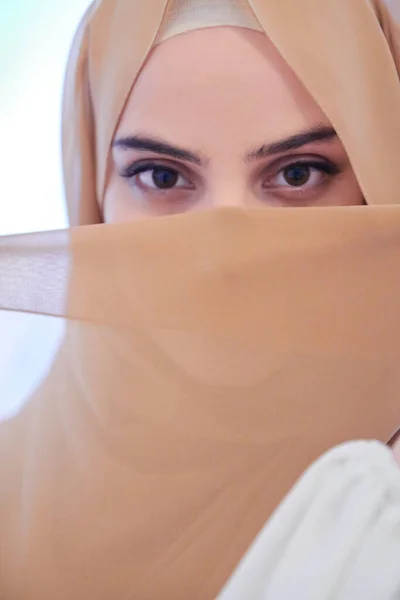 Porträtt Vackra Muslimska Kvinna Fashionabla Klänning Med Hijab Isolerad Moderna — Stockfoto