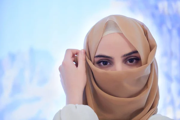 Retrato Bela Mulher Muçulmana Vestido Elegante Com Hijab Isolado Inverno — Fotografia de Stock