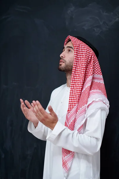 Młody Człowiek Arabski Tradycyjnym Ubraniu Modlący Się Tradycyjnie Boga Trzyma — Zdjęcie stockowe