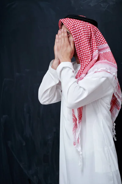 Fiatal Arab Férfi Hagyományos Ruhát Hogy Hagyományos Ima Istenhez Tartja — Stock Fotó