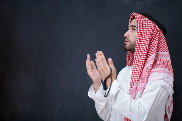 Fiatal Arab Férfi Hagyományos Ruhát Hogy Hagyományos Ima Istenhez Tartja — Stock Fotó