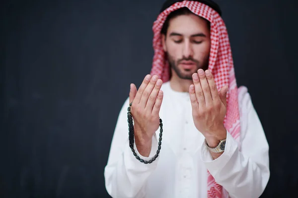 Jovem Homem Árabe Roupas Tradicionais Fazendo Oração Tradicional Deus Mantém — Fotografia de Stock