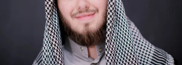 Portret Młodego Człowieka Arabskiego Tradycyjnych Ubraniach Przed Czarną Tablicą Przedstawiającą — Zdjęcie stockowe