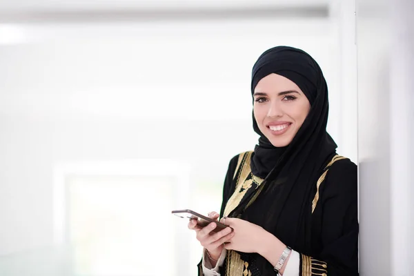 Ung Modern Muslim Affärskvinna Med Smartphone Bär Traditionella Hijab Kläder — Stockfoto