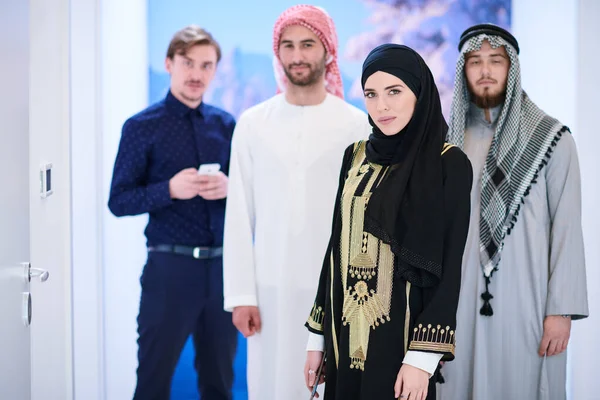 Retrato Grupo Jovens Muçulmanos Mulheres Vestido Hijab Moda Com Três — Fotografia de Stock