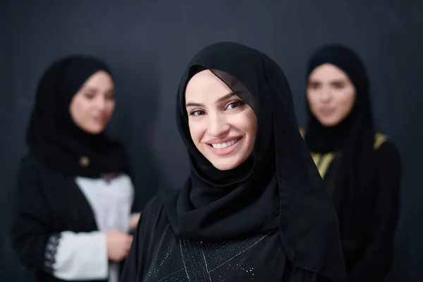 Ritratto Gruppo Belle Donne Musulmane Abito Alla Moda Con Hijab — Foto Stock