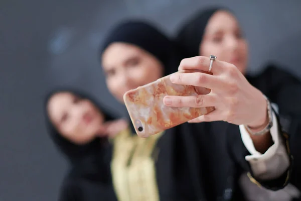 Grupo Jovens Mulheres Muçulmanas Bonitas Vestido Moda Com Hijab Usando — Fotografia de Stock