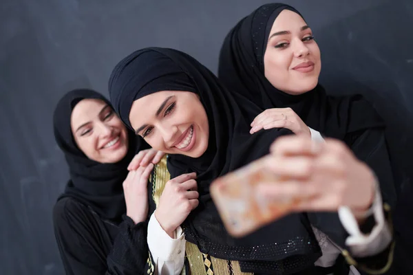Gruppe Junger Schöner Muslimischer Frauen Modischem Kleid Mit Hijab Die — Stockfoto