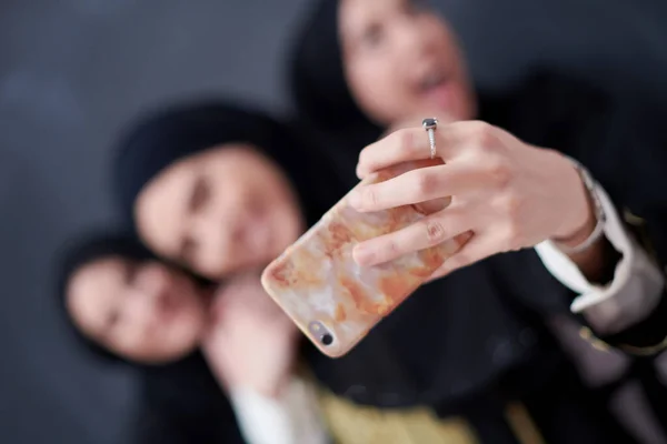 Группа Молодых Красивых Мусульманских Женщин Модном Платье Хиджабом Помощью Мобильного — стоковое фото