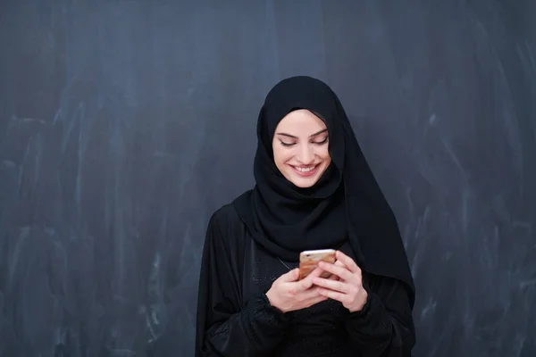 Jovem Moderno Muçulmano Mulher Negócios Usando Smartphone Vestindo Roupas Hijab — Fotografia de Stock