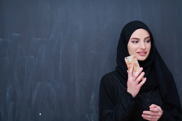 Mladá Moderní Muslimská Obchodní Žena Pomocí Smartphone Sobě Hidžáb Oblečení — Stock fotografie