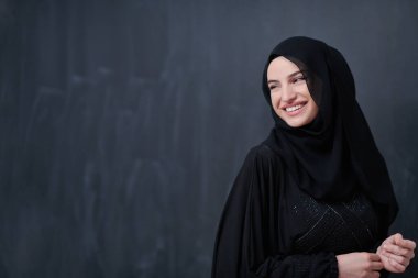 Modern İslam modasını ve Ramazan Kareem kavramını temsil eden siyah karatahta önünde tesettürlü güzel Müslüman kadın portresi
