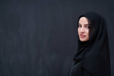 Modern İslam modasını ve Ramazan Kareem kavramını temsil eden siyah karatahta önünde tesettürlü güzel Müslüman kadın portresi