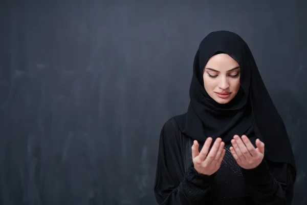 Portré Gyönyörű Muszlim Divatos Ruhát Hidzsáb Így Hagyományos Ima Istenhez — Stock Fotó