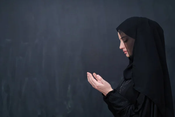 Portrét Krásné Muslimské Ženy Módních Šatech Hidžábem Aby Tradiční Modlitba — Stock fotografie