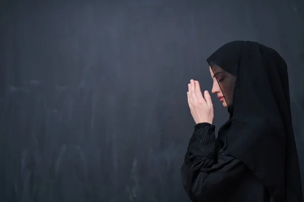 Portrét Krásné Muslimské Ženy Módních Šatech Hidžábem Aby Tradiční Modlitba — Stock fotografie