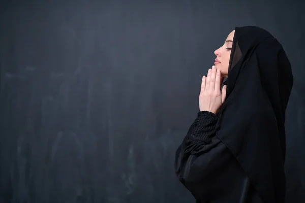 Πορτρέτο Των Όμορφων Μουσουλμάνων Γυναίκα Στη Μόδα Φόρεμα Μαντίλα Κάνοντας — Φωτογραφία Αρχείου