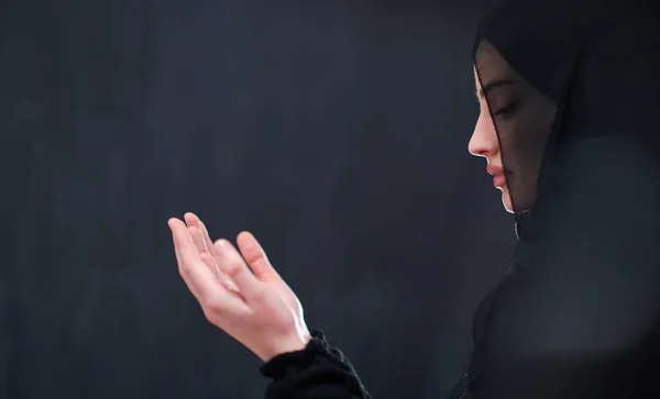 身穿时髦服装 头戴头巾的漂亮穆斯林妇女的肖像 向上帝祈祷 用代表现代伊斯兰时尚和Ramadan Kareem概念的黑色黑板背景保持双手分开的祈祷姿势 — 图库照片