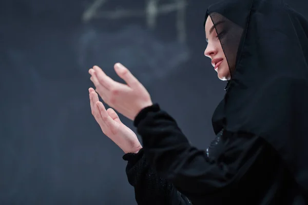 Retrato Hermosa Mujer Musulmana Vestido Moda Con Hiyab Haciendo Oración — Foto de Stock