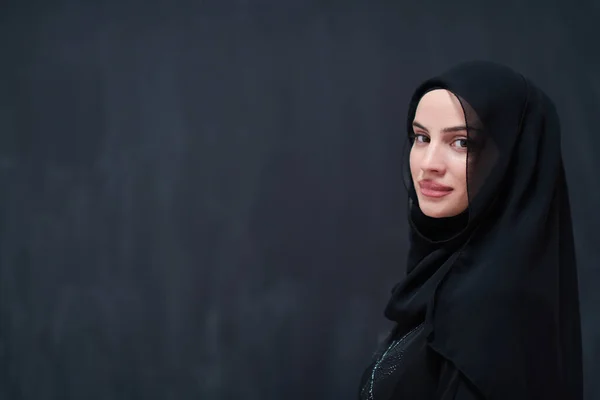 Porträtt Vacker Muslimsk Kvinna Moderiktig Klänning Med Hijab Framför Svart — Stockfoto