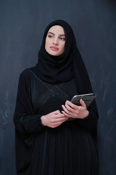 Fiatal Modern Muszlim Üzletasszony Gazdaság Tabletta Számítógép Visel Hidzsáb Ruhák — Stock Fotó