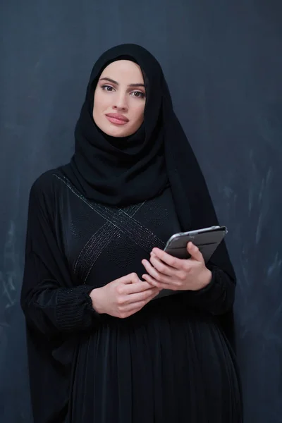 Jeune Femme Affaires Musulmane Moderne Tenant Tablette Ordinateur Portant Des — Photo