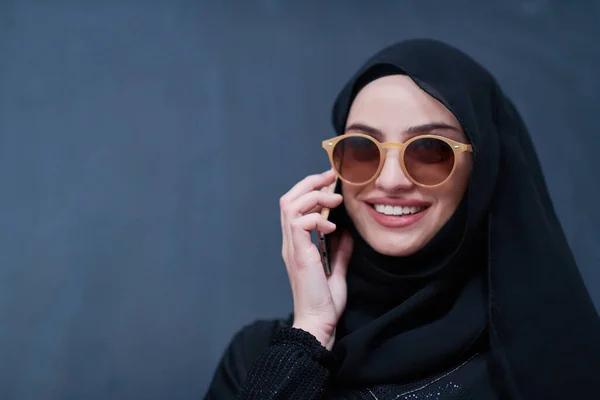Fiatal Modern Muszlim Üzletasszony Okostelefonnal Napszemüveget Hidzsáb Ruhát Visel Fekete — Stock Fotó