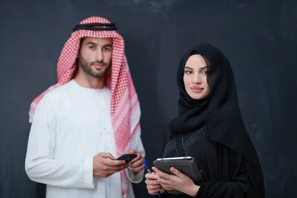 Fiatal Muszlim Üzleti Pár Arab Férfi Divatos Hidzsáb Ruha Segítségével — Stock Fotó