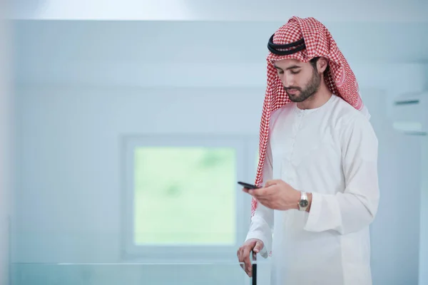 Jeune Homme Affaires Arabe Musulman Moderne Portant Des Vêtements Traditionnels — Photo